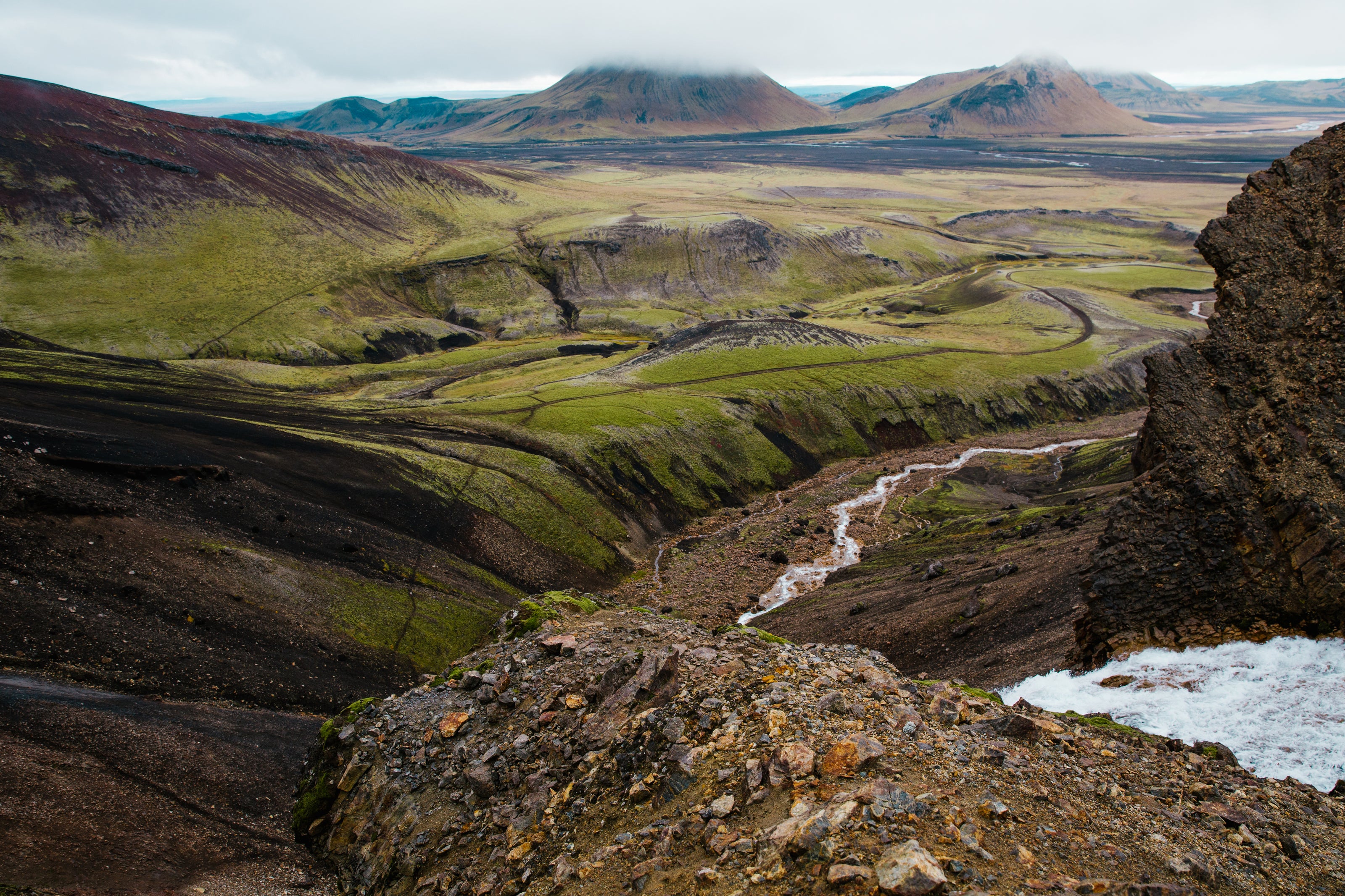 Islandsnatur mit einem Wasserfall und viel grün