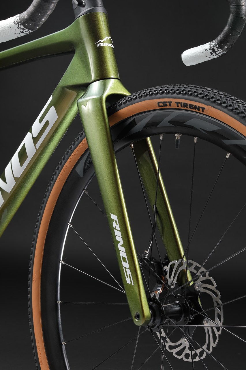 Detaillierte Darstellung der Vordergabel des RINOS Carbon Gravel Bikes Sandman1.0 in gold, gefertigt aus hochwertigem Toray T800 Carbon für höchste Steifigkeit und geringes Gewicht.